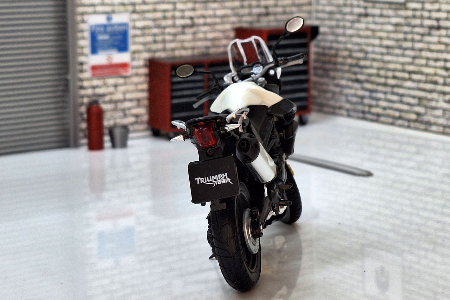 Triumph Tiger 800 Black + White 1:18 Scale Model Bike