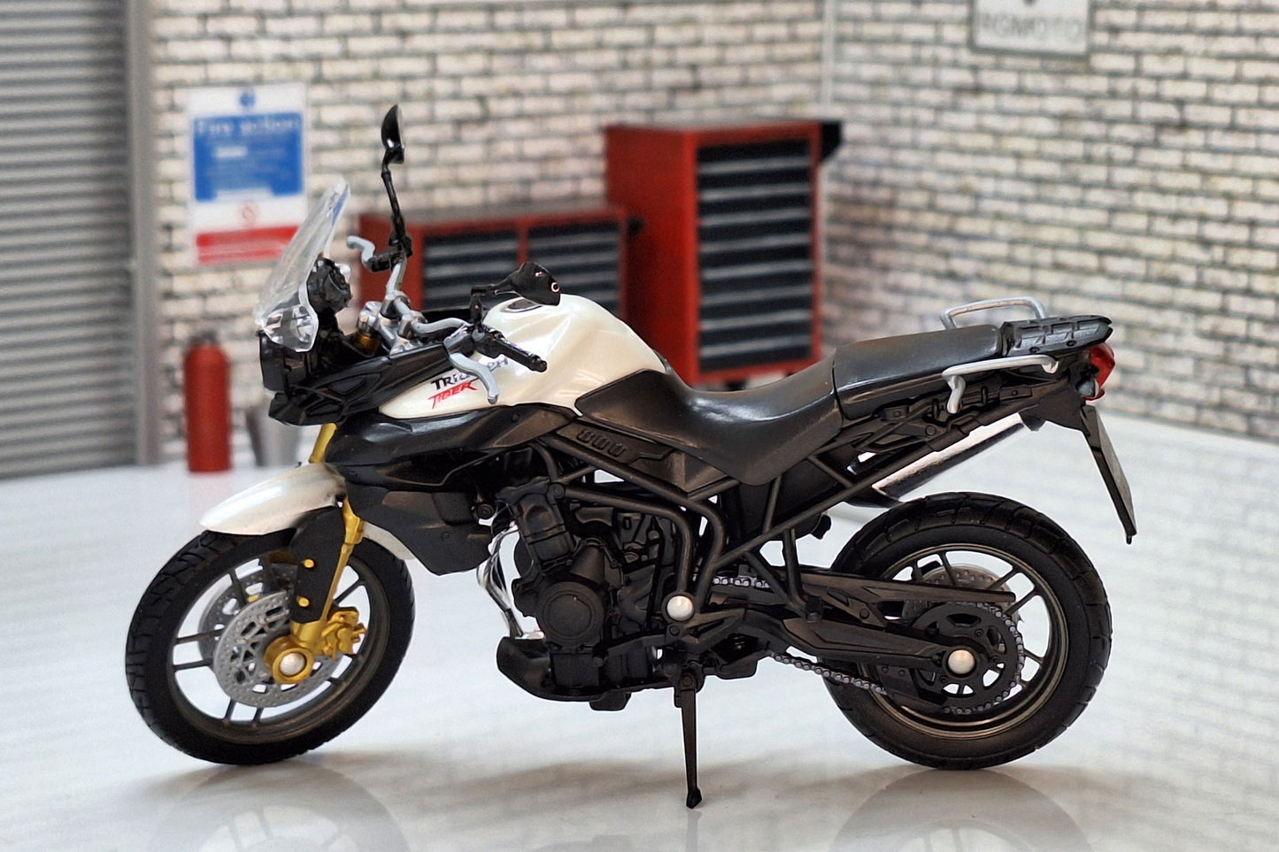 Triumph Tiger 800 Black + White 1:18 Scale Model Bike