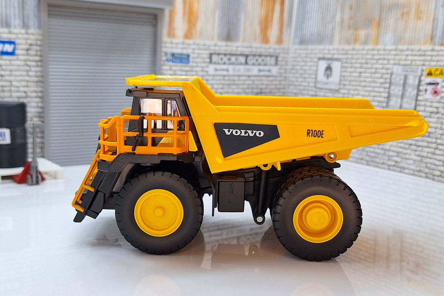 VOLVO R100E RIGID HAULER 1:60 Scale Model