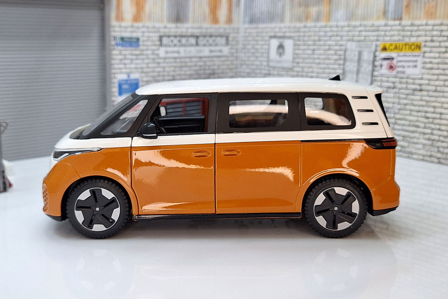 VW ID Buzz Orange/White  1:24 Scale