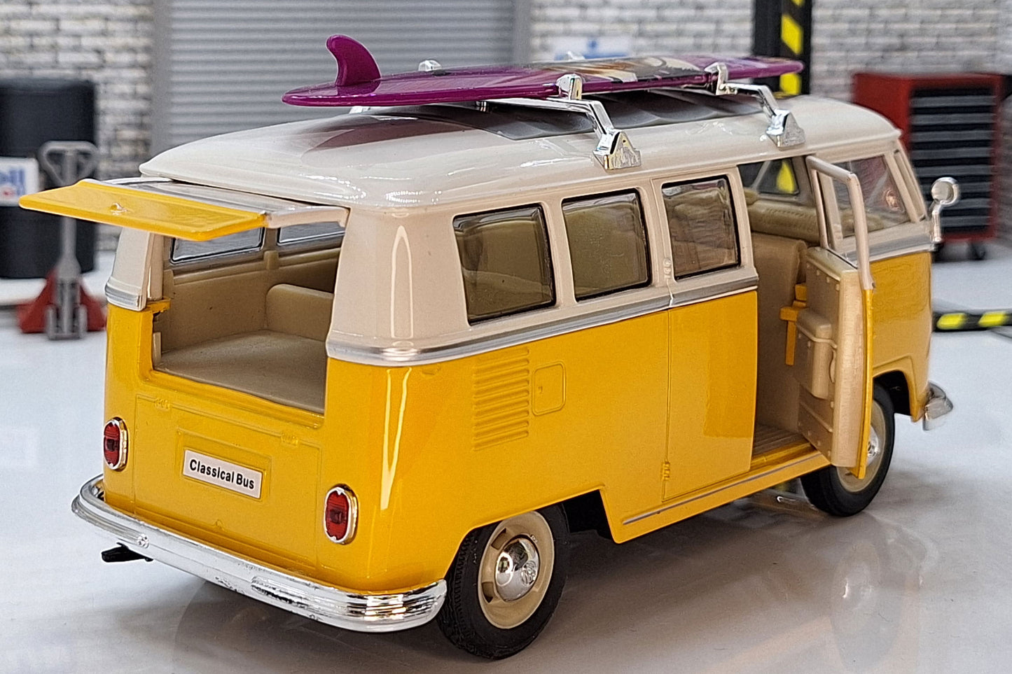 VW Volkswagen T1 Bus Camper Van With Surfboard 1962  1:24 Scale