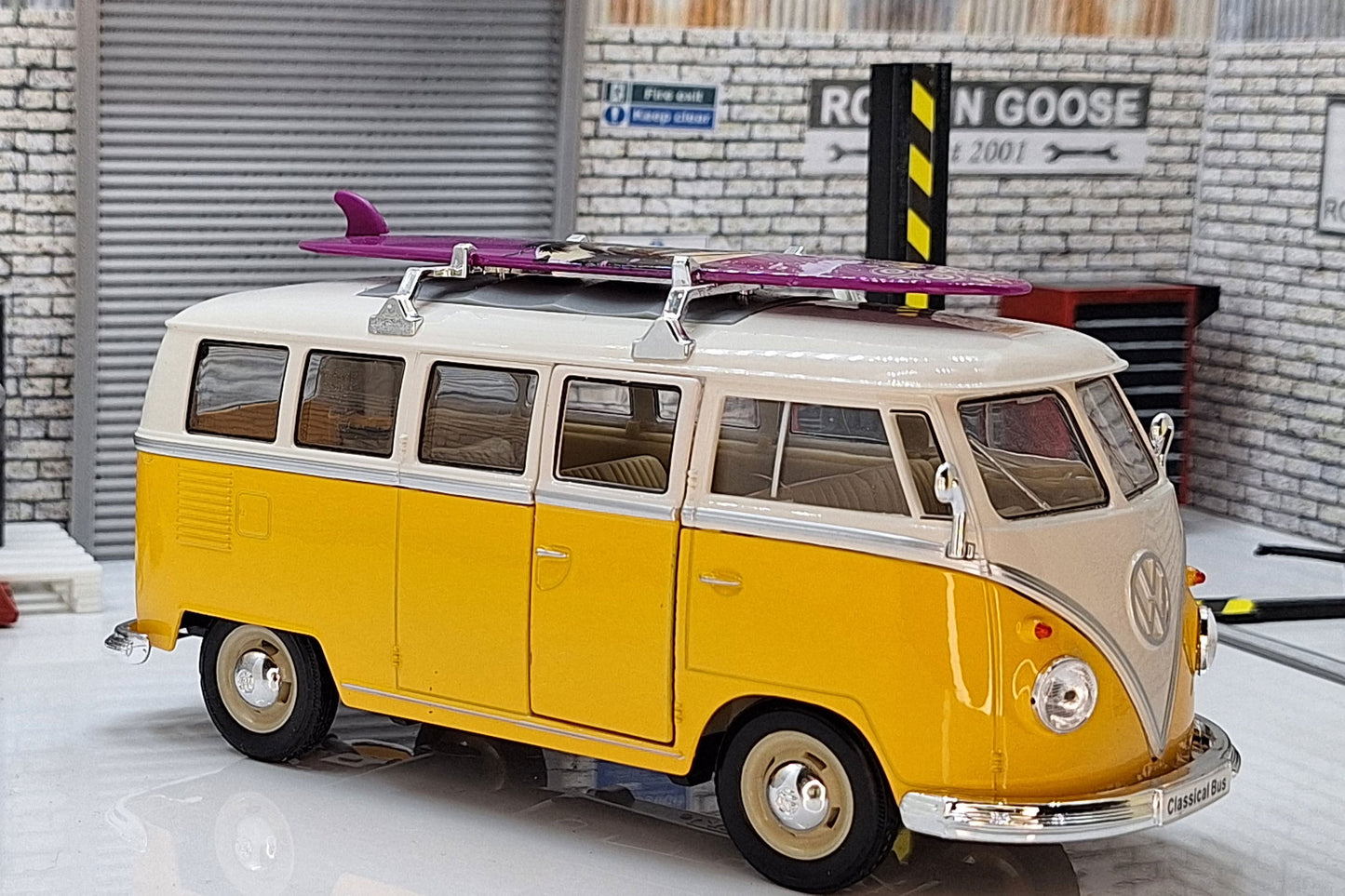 VW Volkswagen T1 Bus Camper Van With Surfboard 1962  1:24 Scale