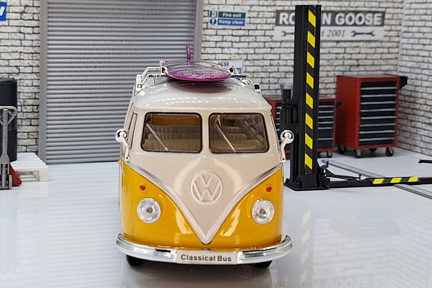 VW Volkswagen T1 Bus Camper Van With Surfboard 1962  1:24 Scale