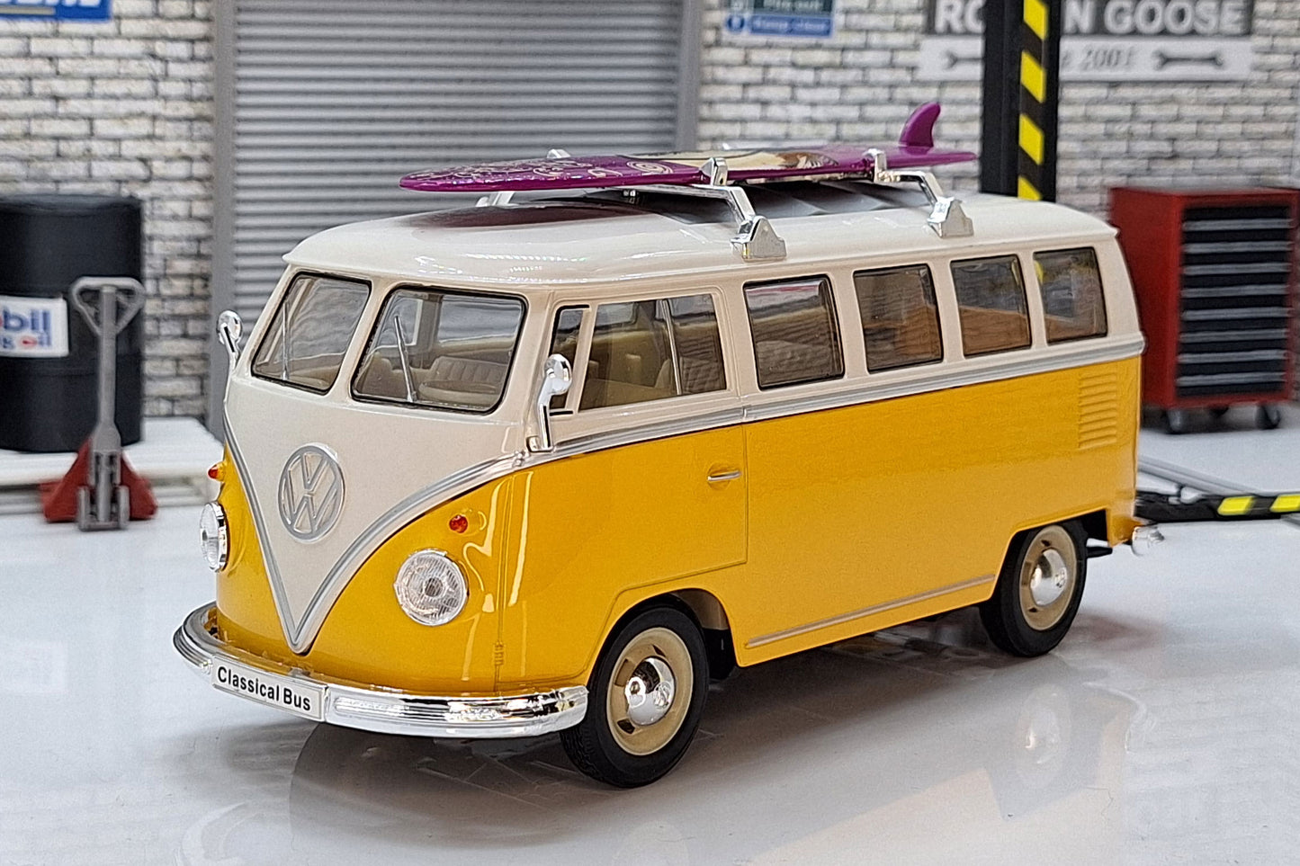 VW Volkswagen T1 Bus Camper Van With Surfboard 1962  1:24 Scale