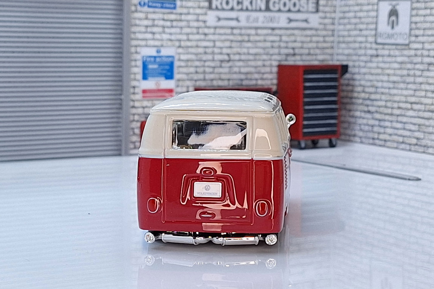 VW Volkswagen Slammed Camper Van Samba Red  1:32