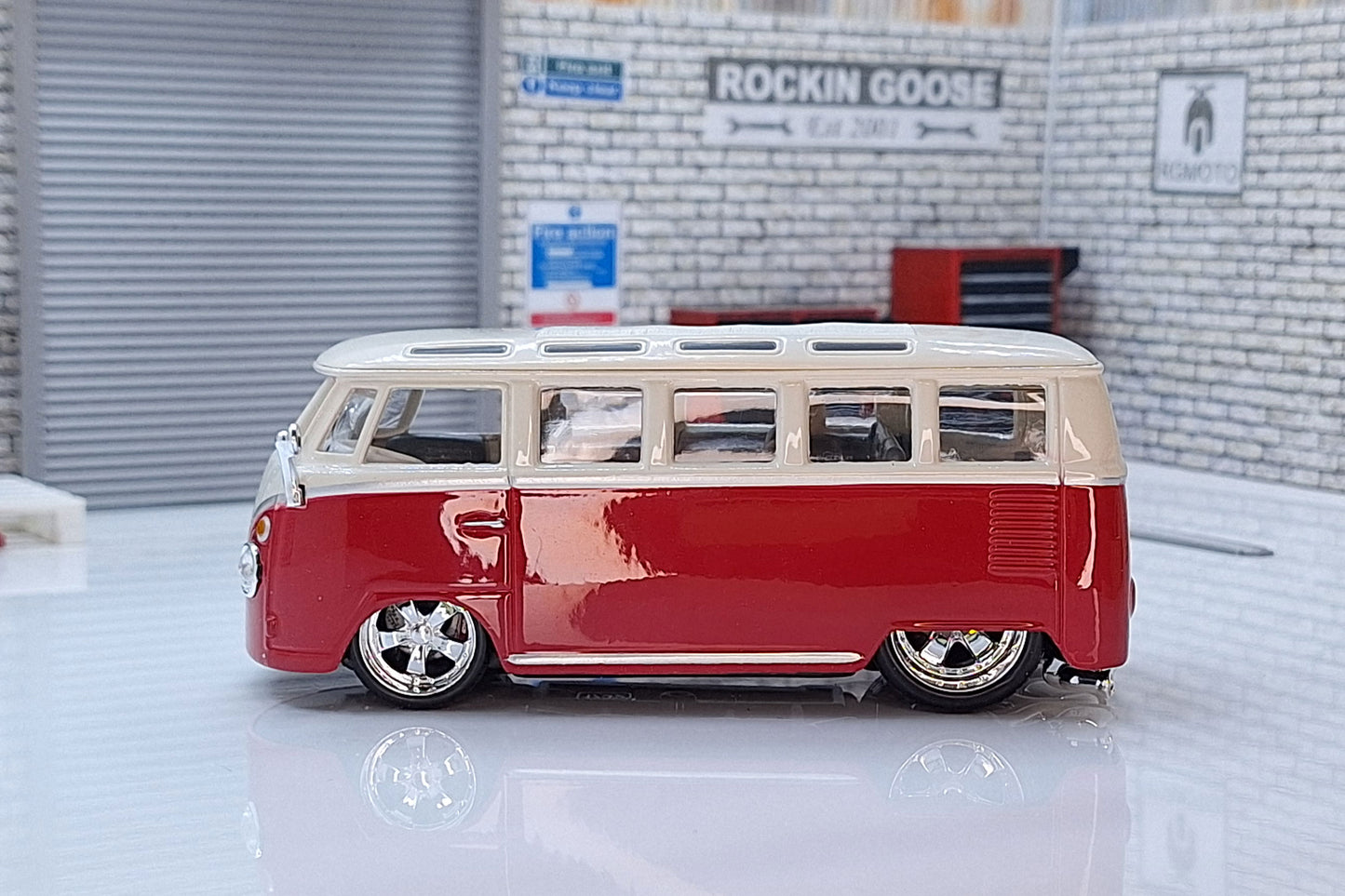 VW Volkswagen Slammed Camper Van Samba Red  1:32