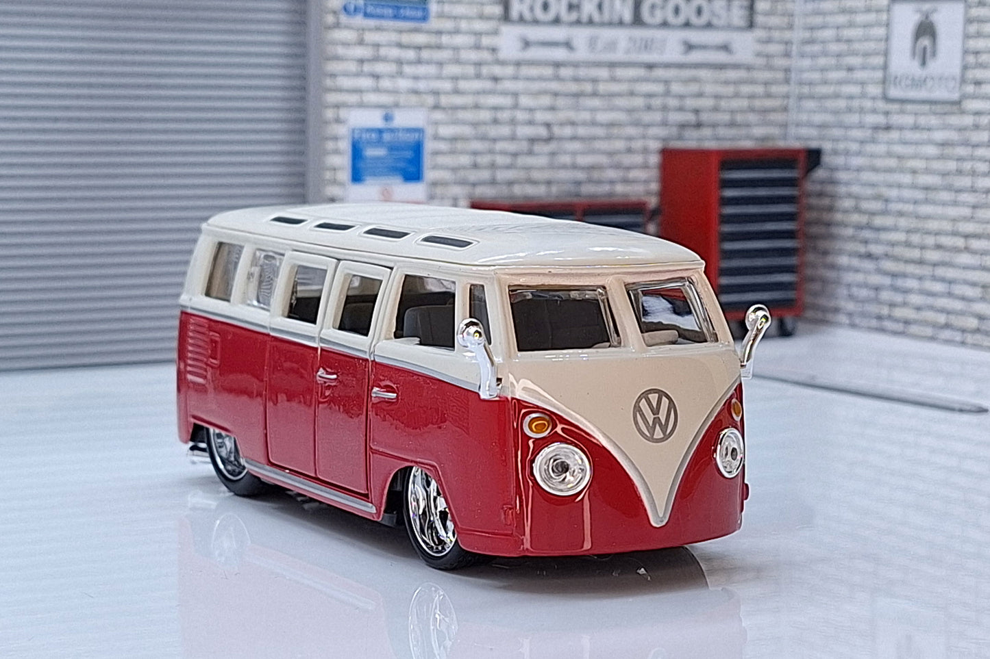 VW Volkswagen Slammed Camper Van Samba Red  1:32