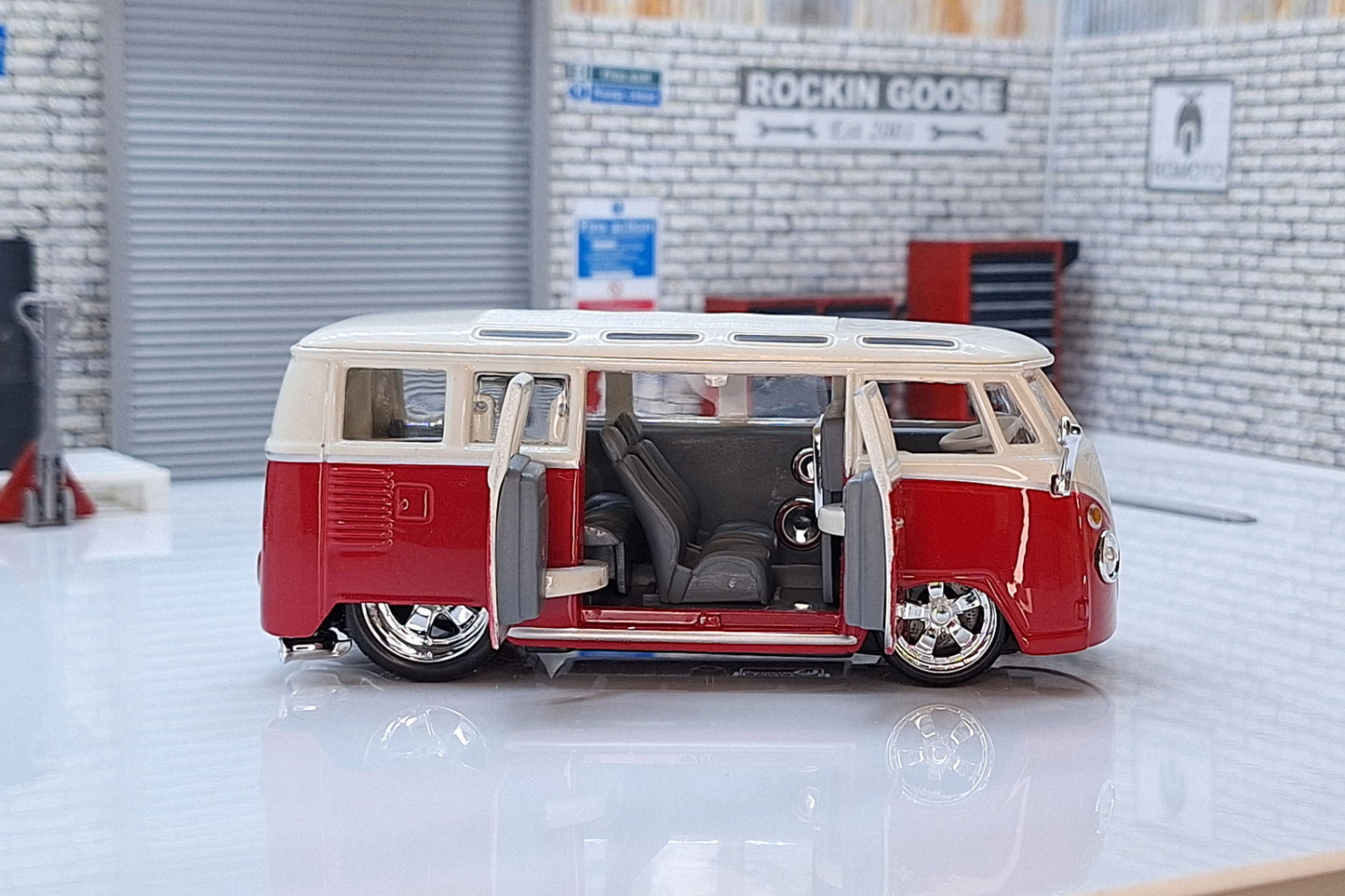 VW Volkswagen Slammed Camper Van Samba Red  1:32