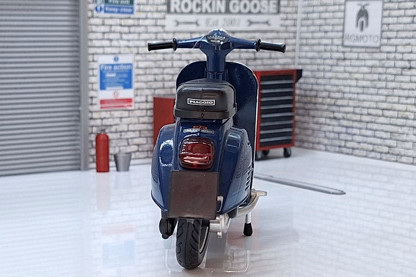 Vespa 125 ET3 Primavera 1976 1:12 Scale Scooter Blue