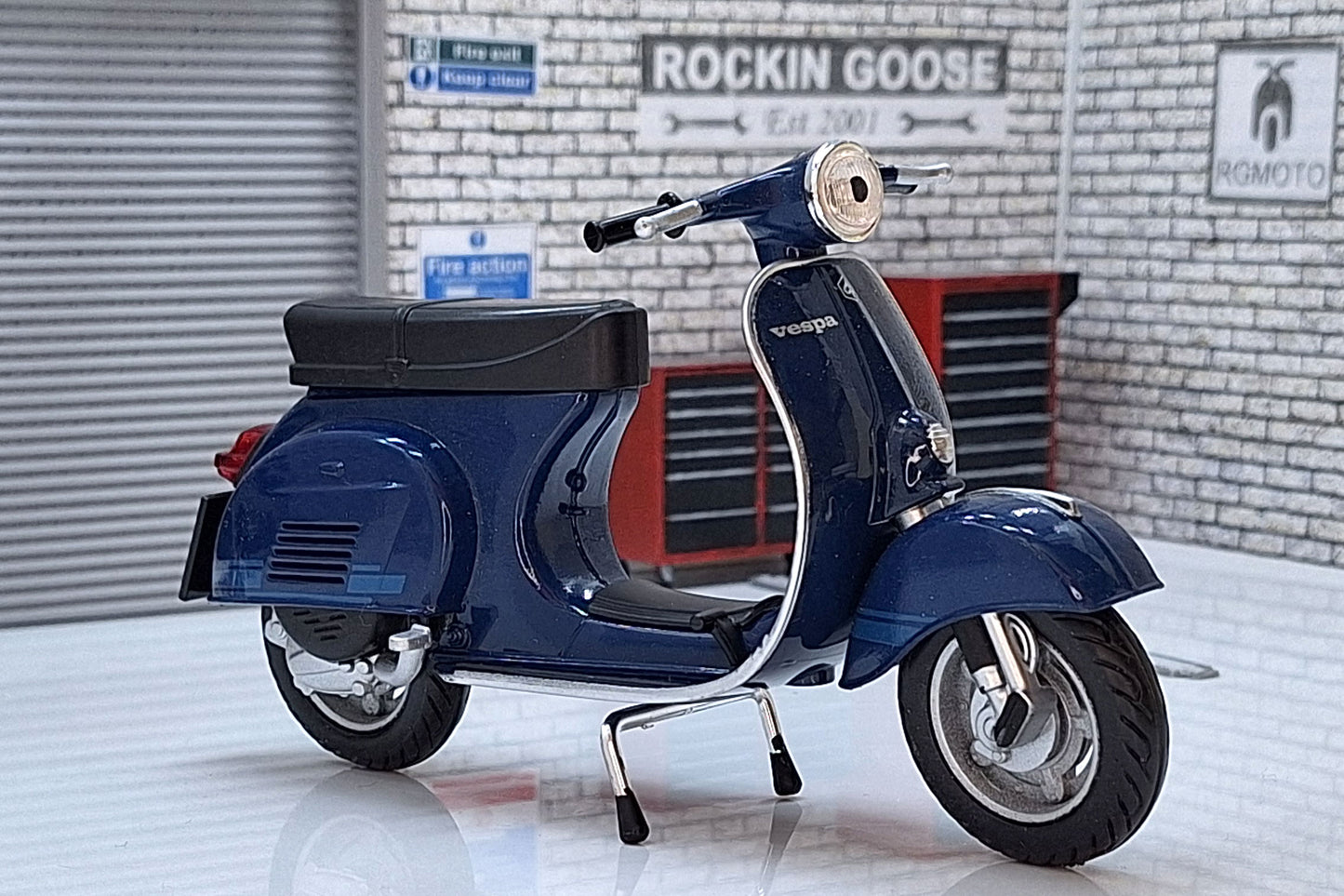 Vespa 125 ET3 Primavera 1976 1:12 Scale Scooter Blue