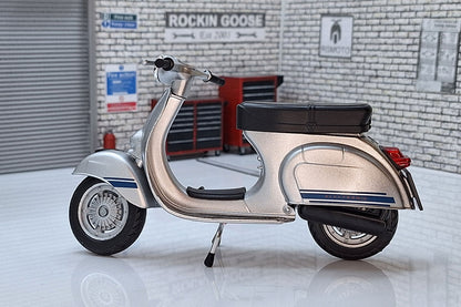 Vespa 125 ET3 Primavera 1976 1:12 Scale Scooter Silver