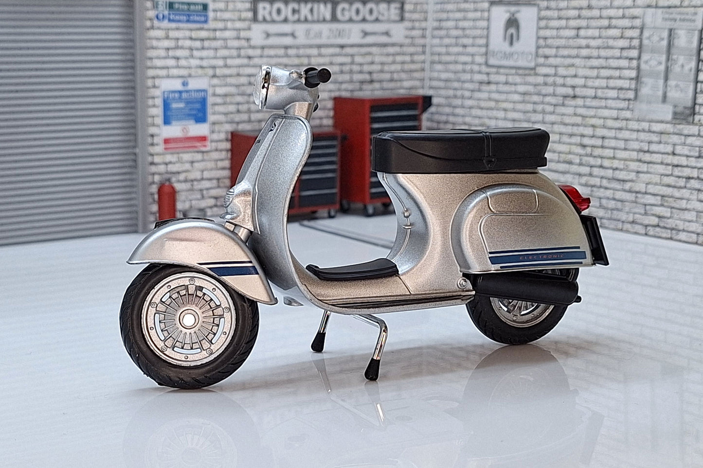 Vespa 125 ET3 Primavera 1976 1:12 Scale Scooter Silver