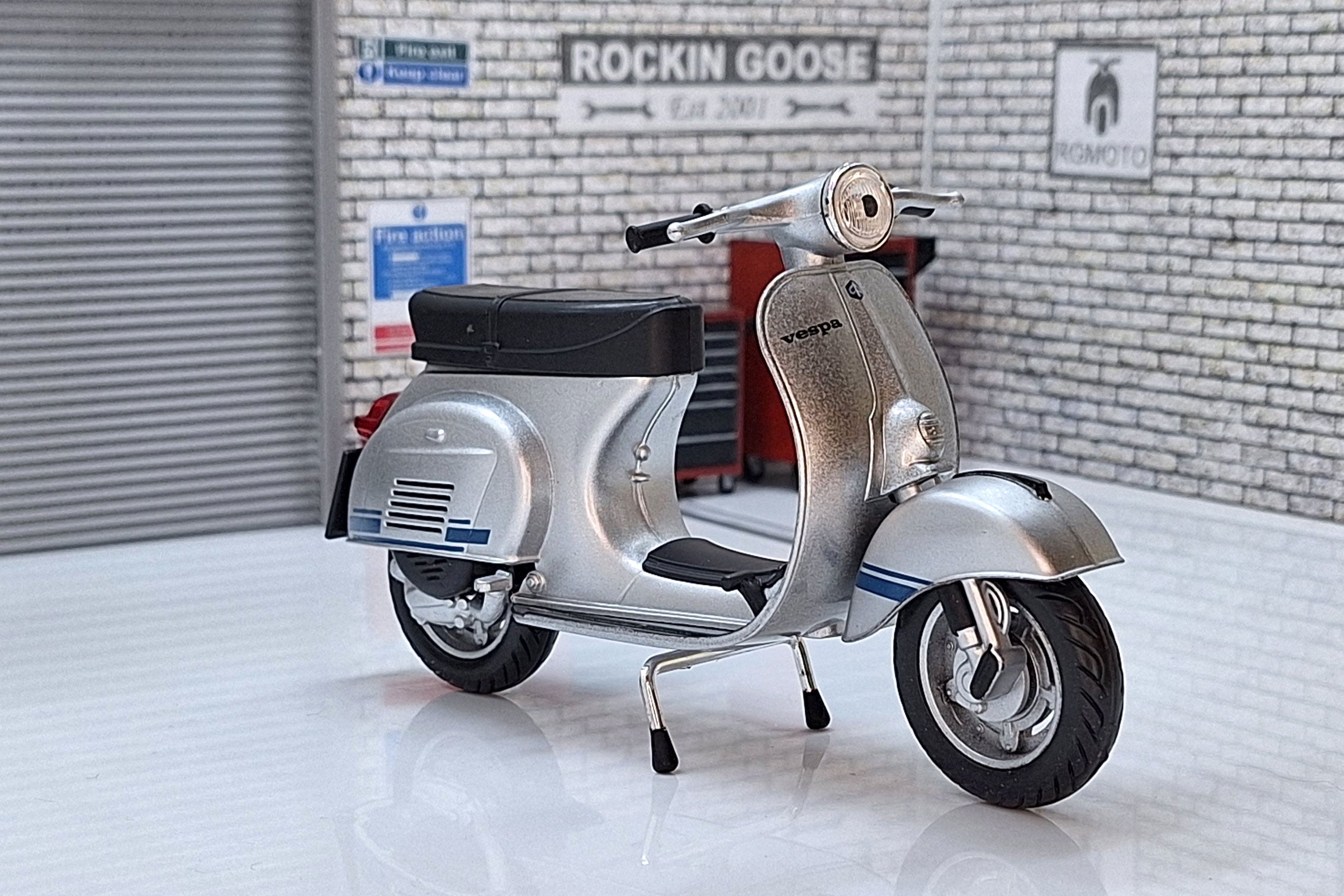 Vespa 125 ET3 Primavera 1976 1:12 Scale Scooter Silver – RGMOTO