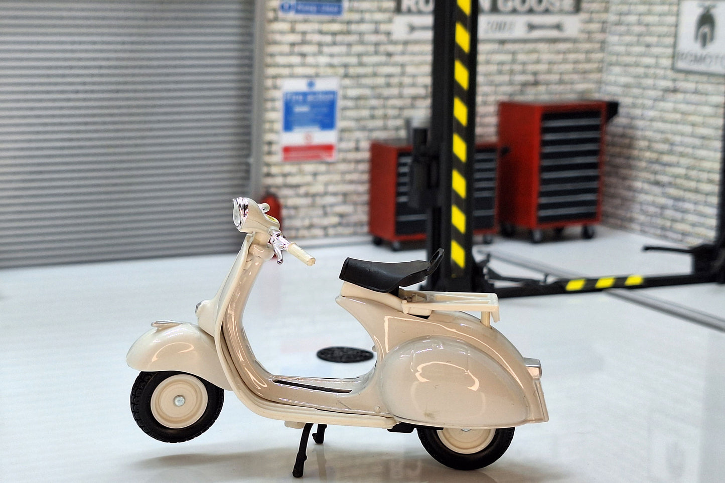 Vespa 150 1956 White 1:18 Scale Scooter