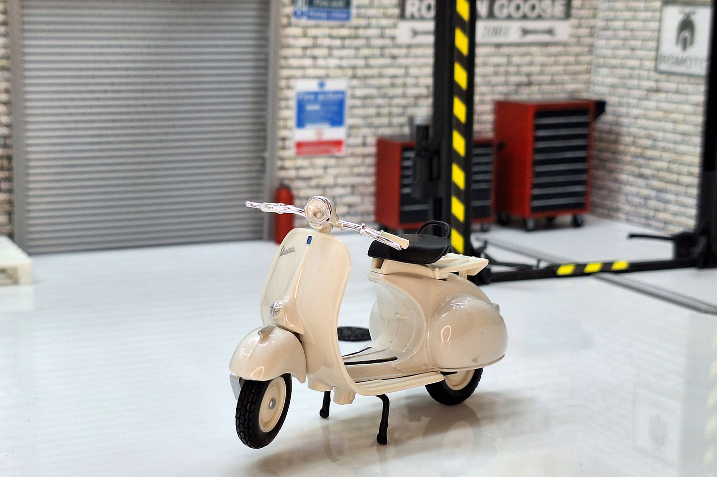 Vespa 150 1956 White 1:18 Scale Scooter