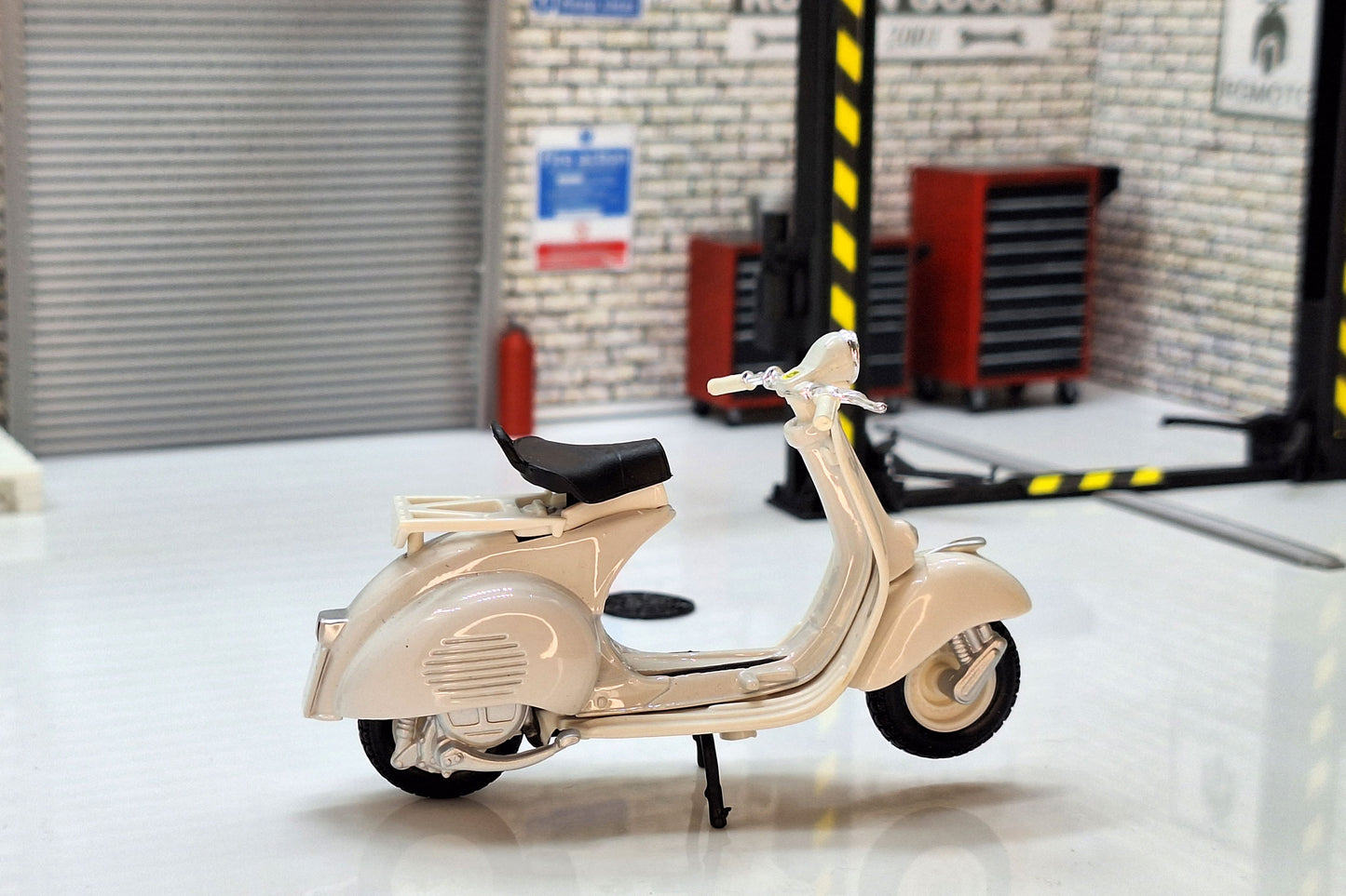 Vespa 150 1956 White 1:18 Scale Scooter