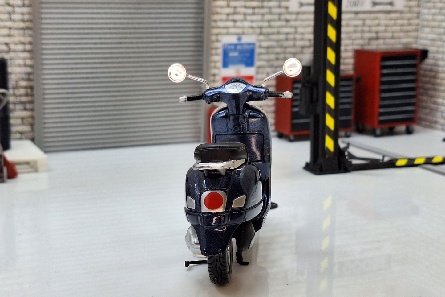 Vespa Grand Tourismo GT 2003 1:18 Scale Scooter