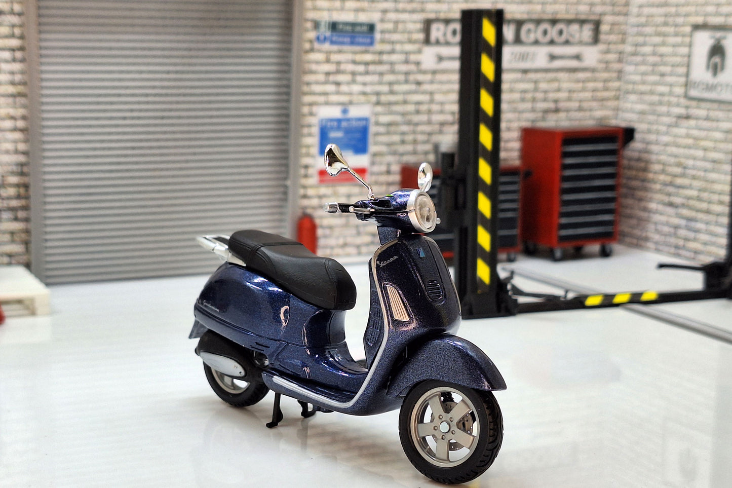 Vespa Grand Tourismo GT 2003 1:18 Scale Scooter