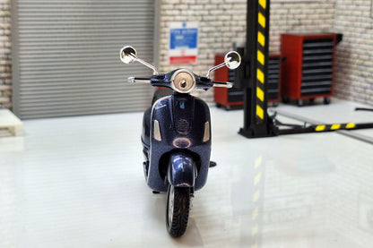 Vespa Grand Tourismo GT 2003 1:18 Scale Scooter