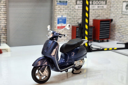 Vespa Grand Tourismo GT 2003 1:18 Scale Scooter