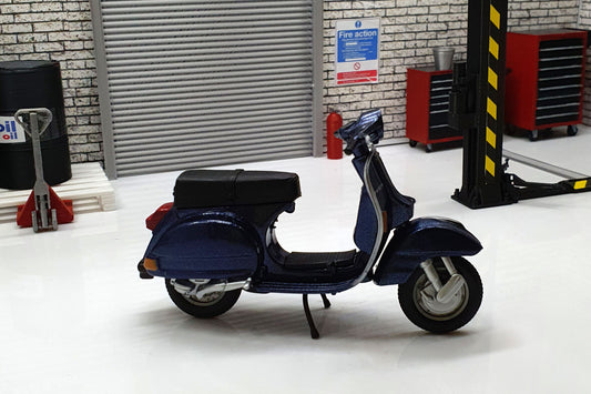 Vespa P150X 1978 1:18 Scale Scooter