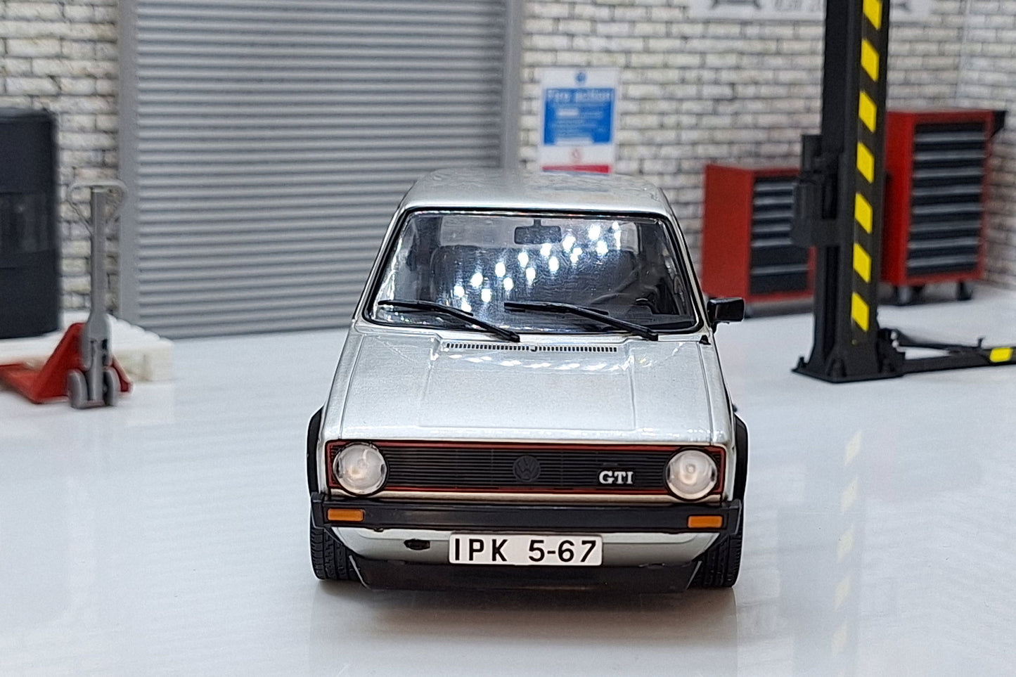 Volkswagen Golf Gti - 1976  Cased 1:24  Scale