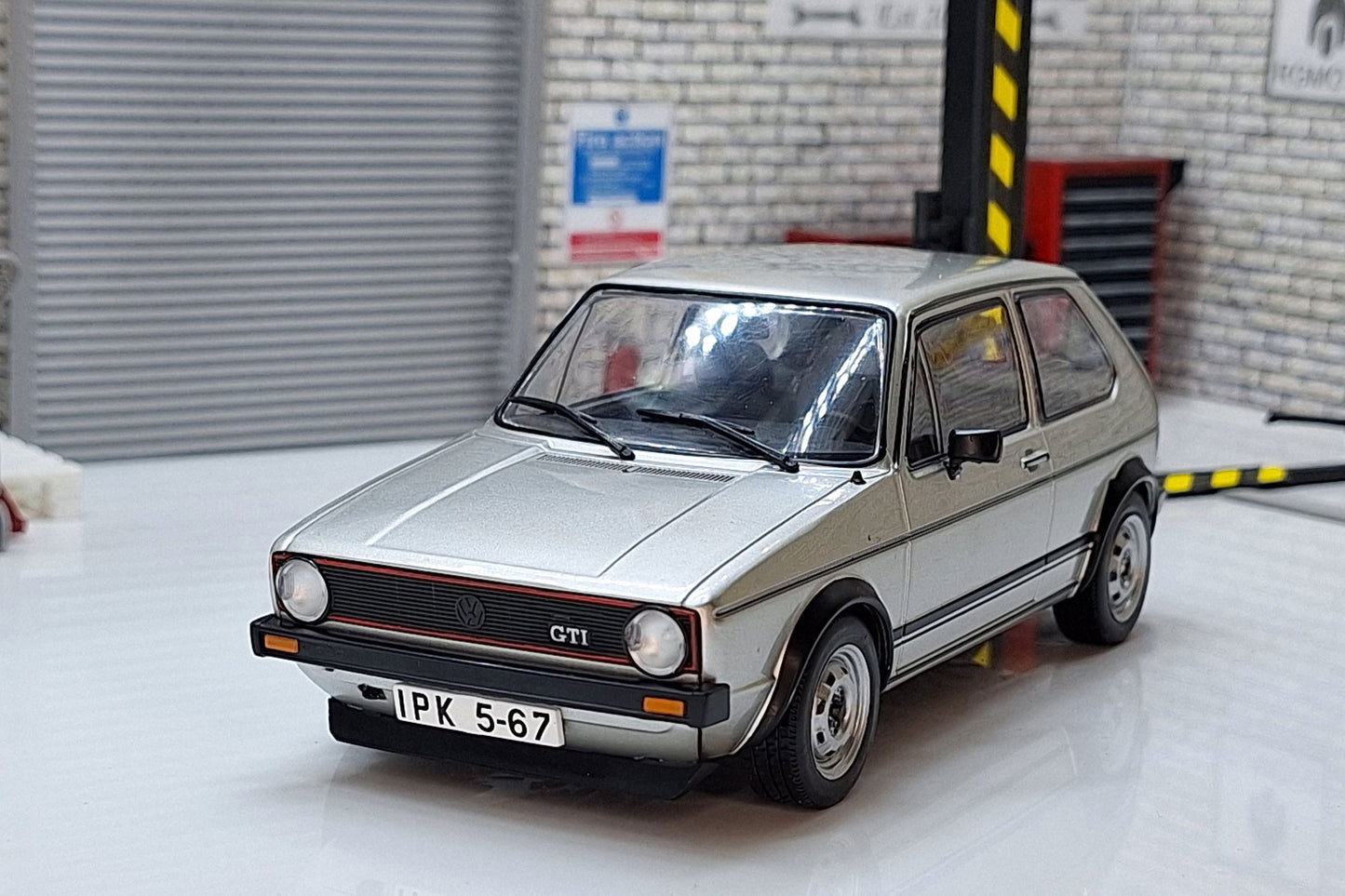 Volkswagen Golf Gti - 1976  Cased 1:24  Scale