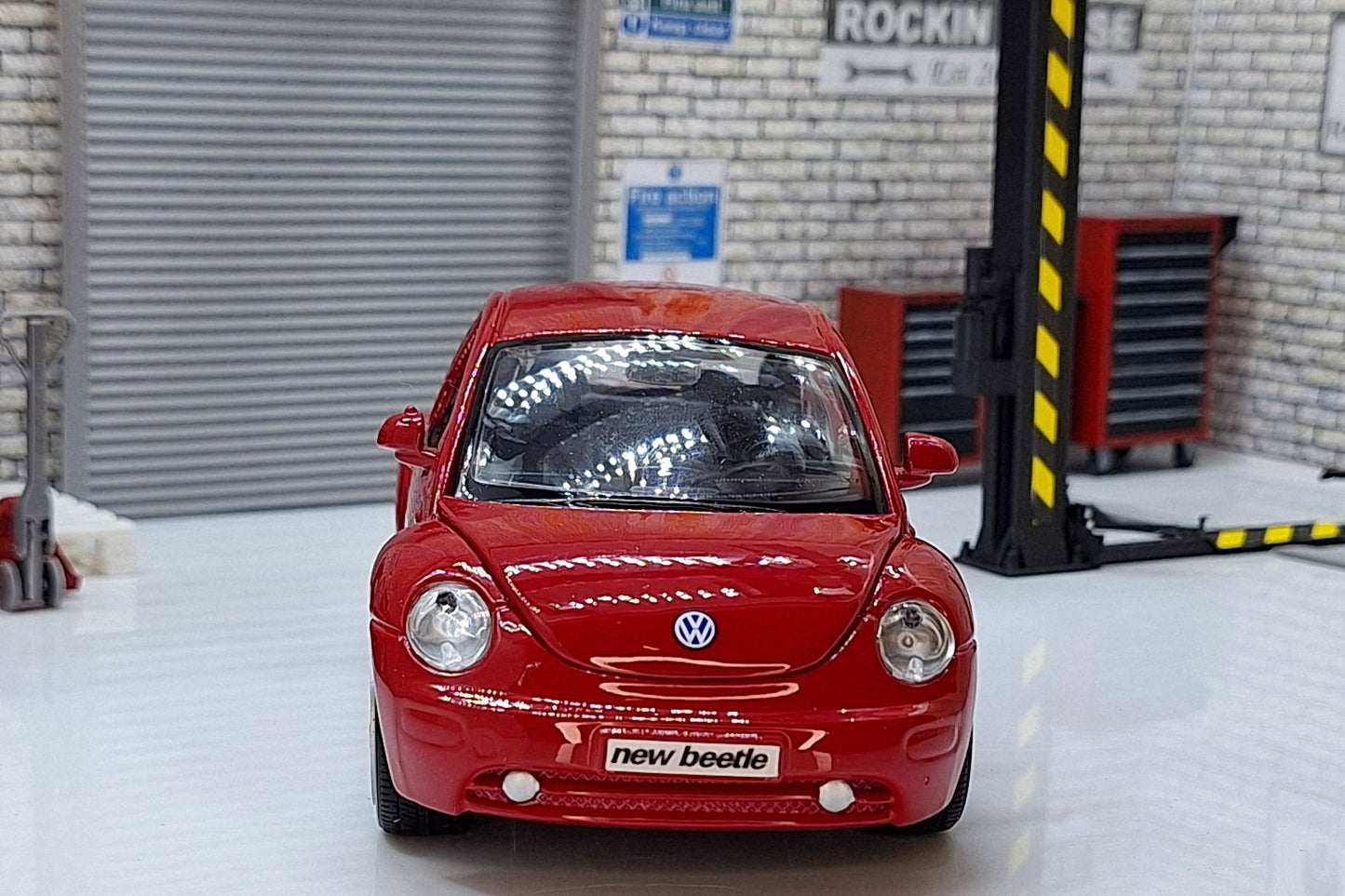 Modern  VW VOLKSWAGEN BEETLE - Red 1:24 Scale