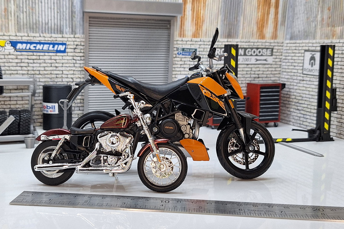 KTM 690 DUKE Orange 1:12 Scale Motorcycle