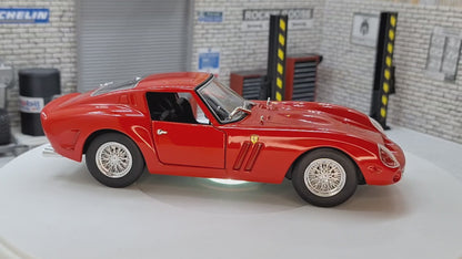 Ferrari 250 GTO - 1962 1:24 Scale Car Model in Display Case