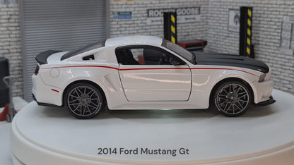 2014 Ford Mustang Gt White 1:24 Scale Car