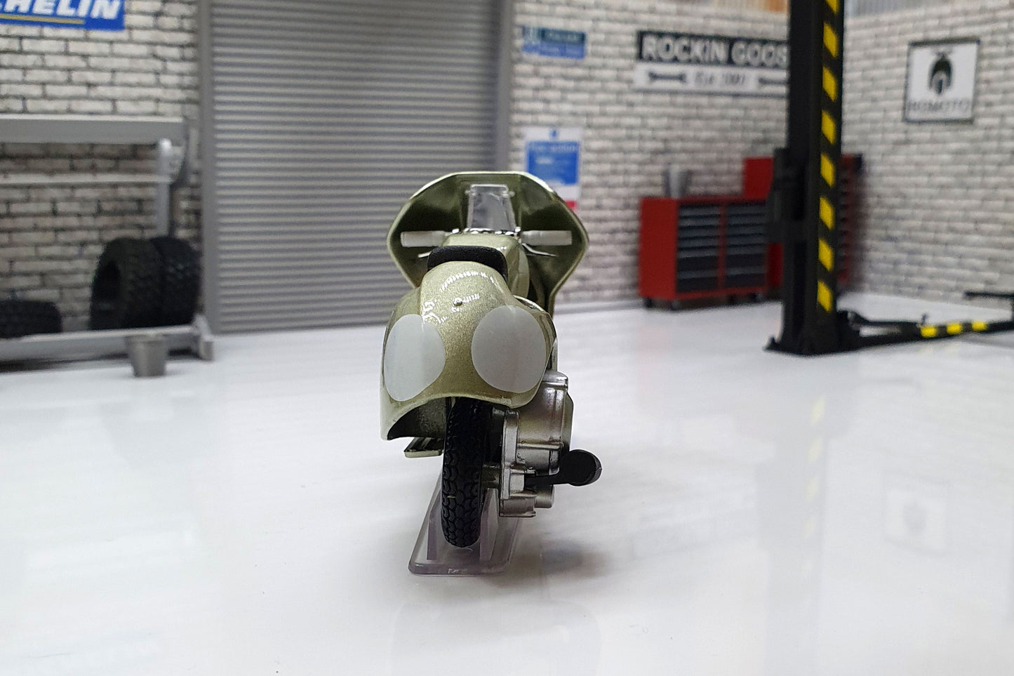 Vespa 125 CIRCUITO CORSA 1950 Racer 1:18 Scale Scooter