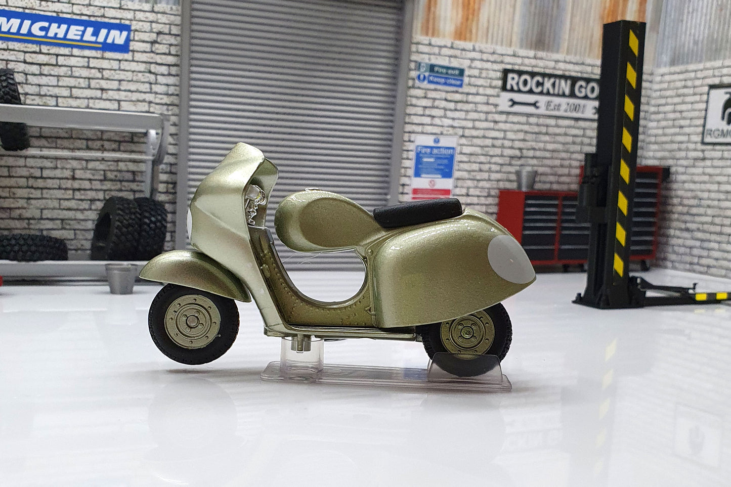 Vespa 125 CIRCUITO CORSA 1950 Racer 1:18 Scale Scooter