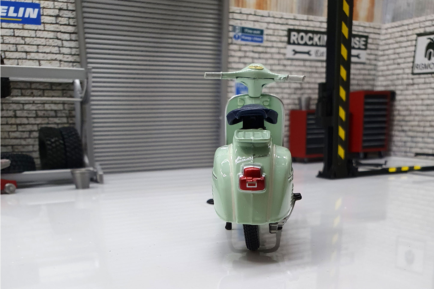 Vespa 125 Grand Tourismo 1966 1:18 Scale Scooter