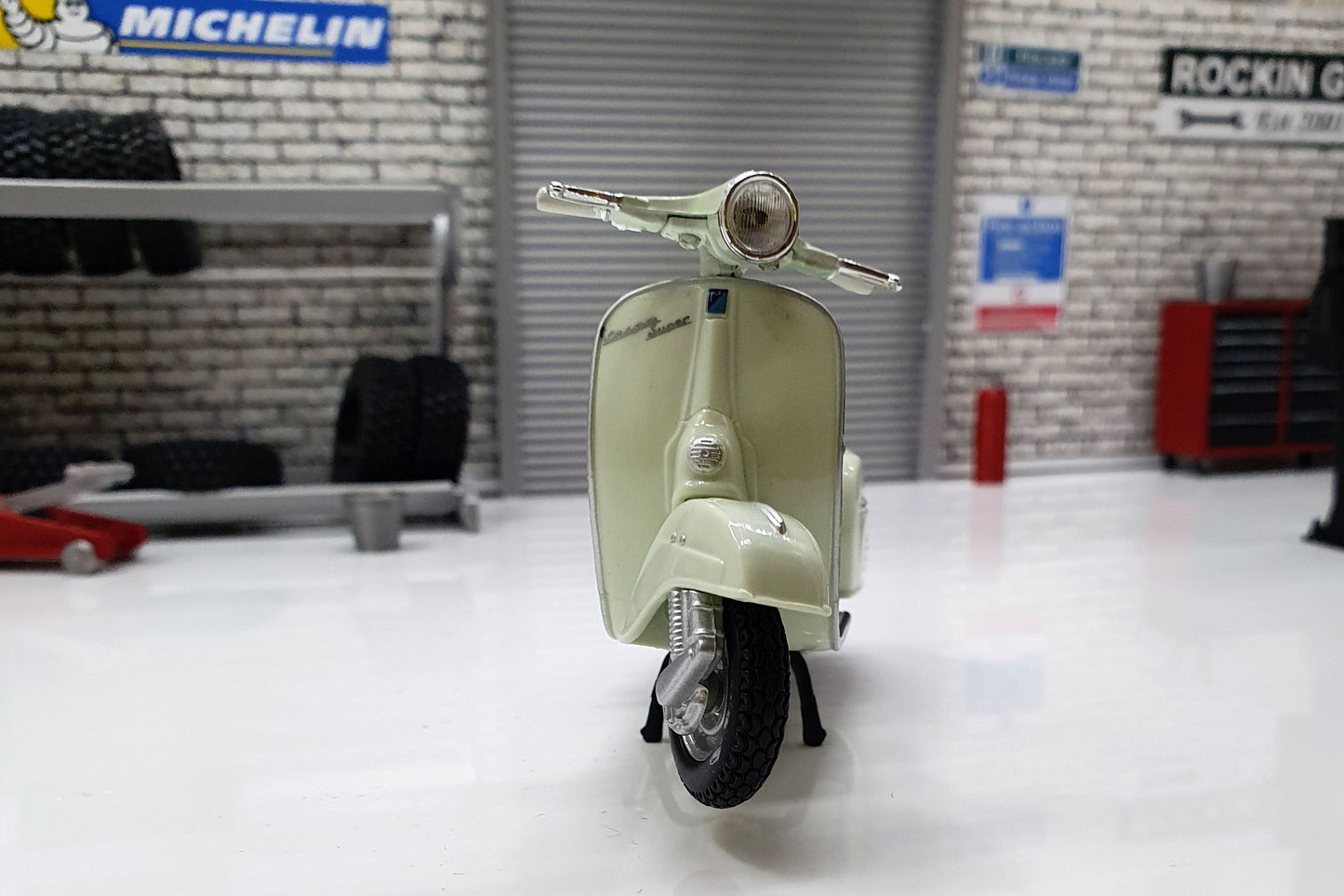 Vespa 125 SUPER 1965 1:18 Scale Scooter