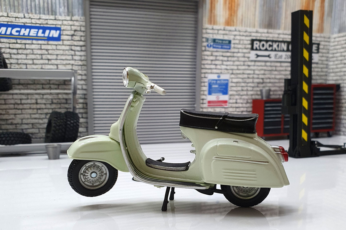 Vespa 125 SUPER 1965 1:18 Scale Scooter