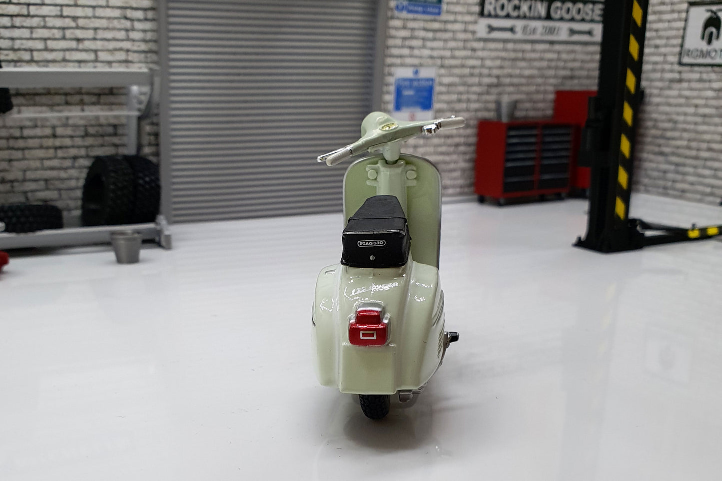 Vespa 125 SUPER 1965 1:18 Scale Scooter