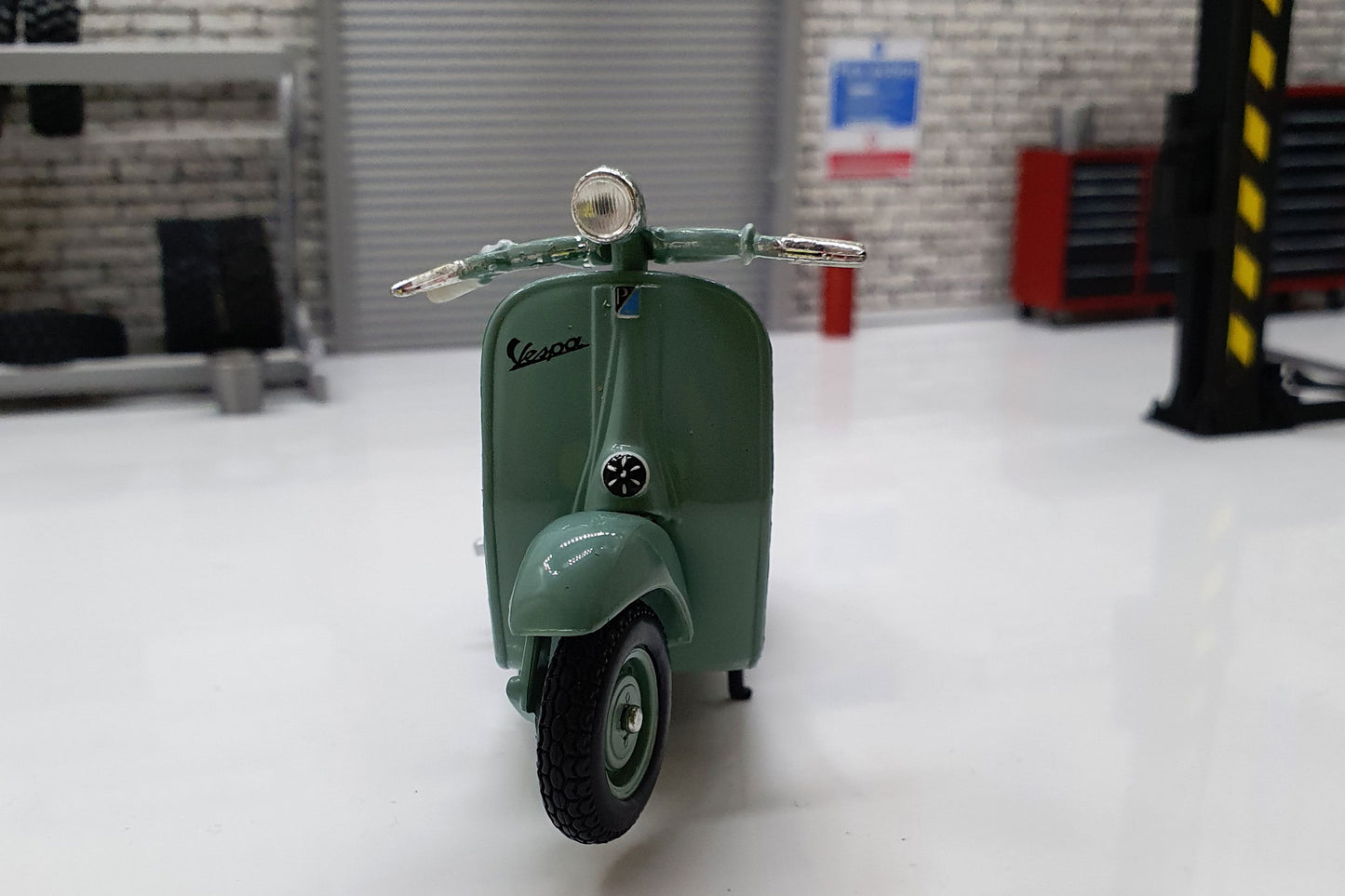 Vespa 125 U 1953 1:18 Scale Scooter