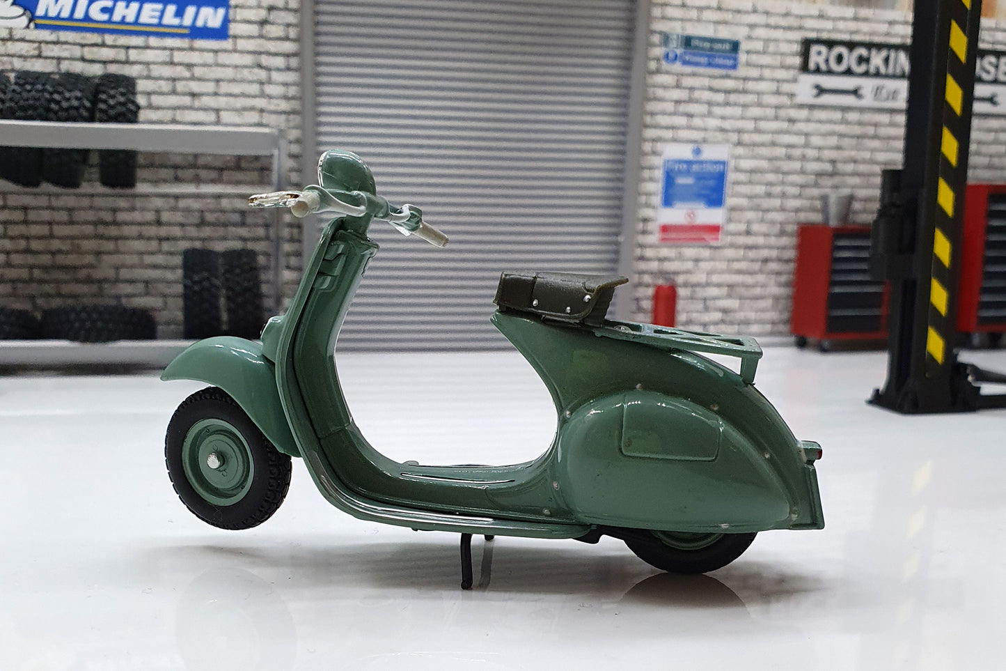 Vespa 125 U 1953 1:18 Scale Scooter