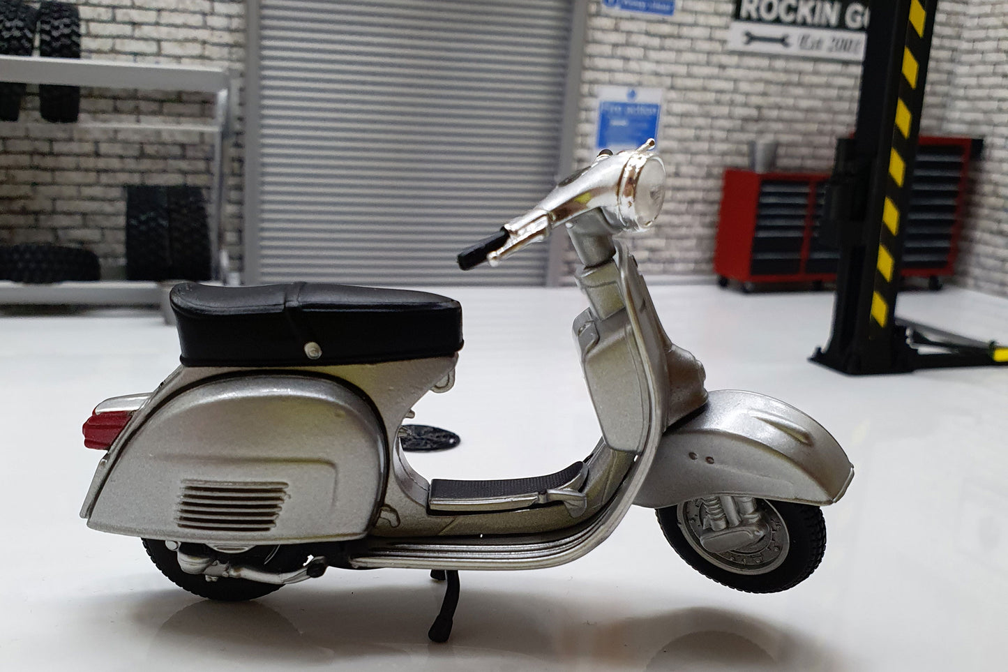 Vespa 125 TS - 1975 1:18 Scale Scooter