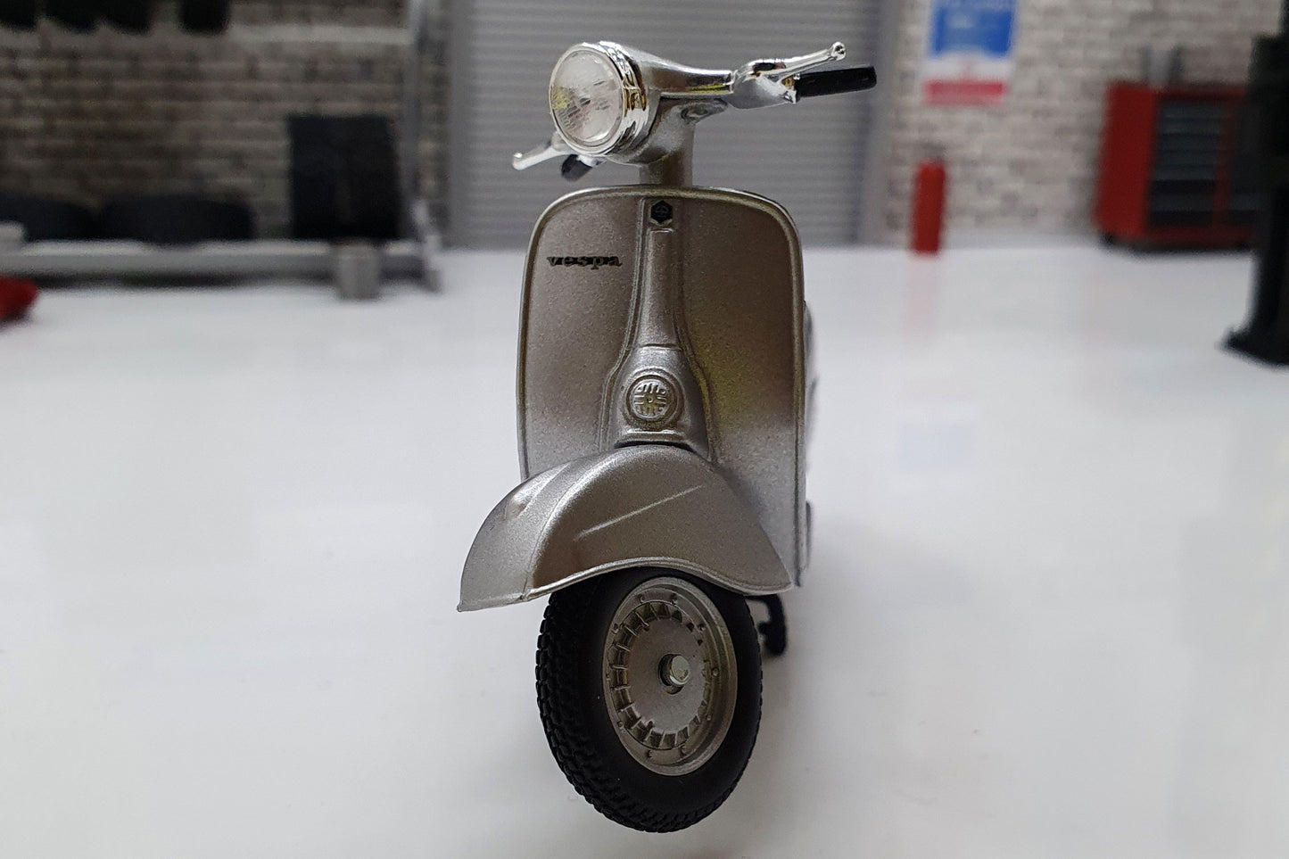 Vespa 125 TS - 1975 1:18 Scale Scooter