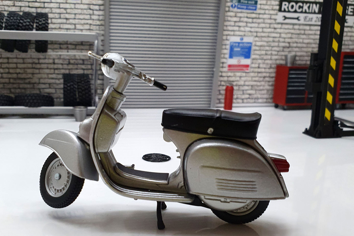 Vespa 125 TS - 1975 1:18 Scale Scooter