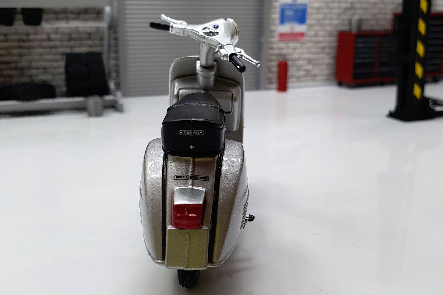 Vespa 125 TS - 1975 1:18 Scale Scooter