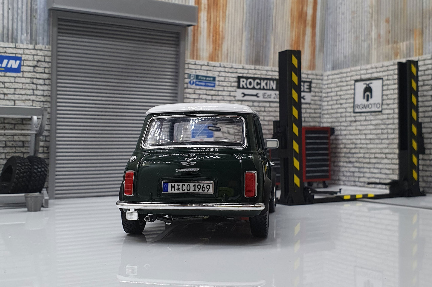 1969 MINI COOPER 1:24 Scale Car Model