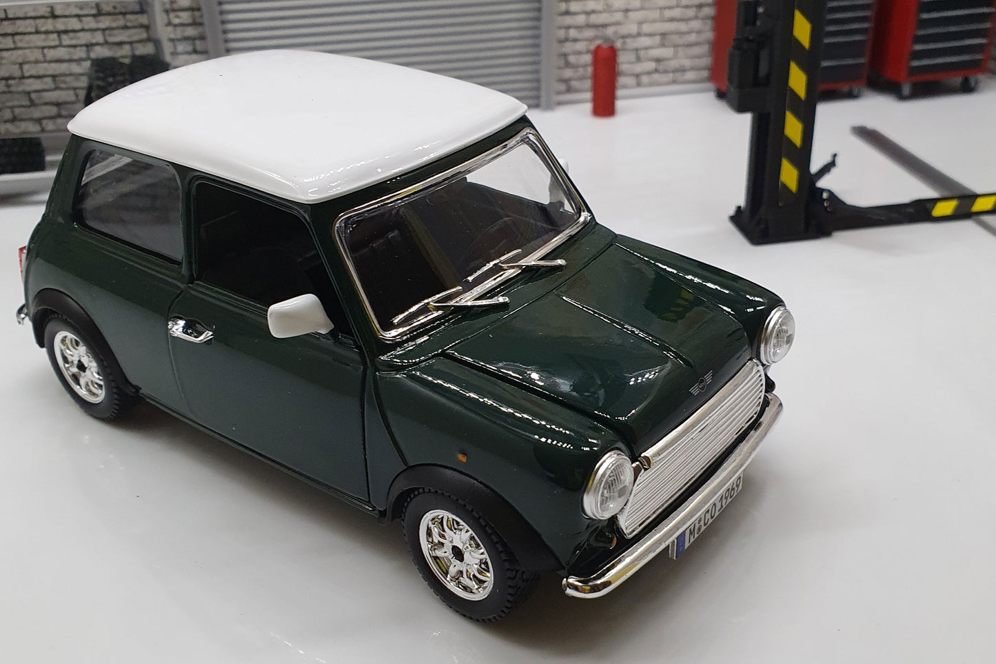 1969 MINI COOPER 1:24 Scale Car Model