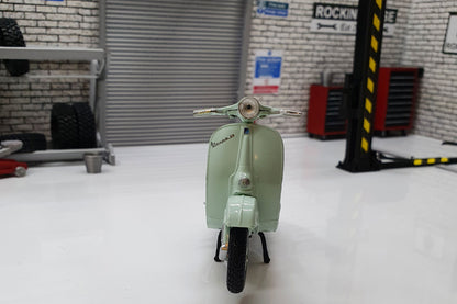 Vespa 50 1963 1:18 Scale Scooter