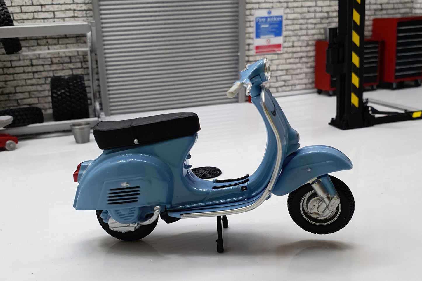 Vespa 90 SELLA LUNGA - 1963 1:18 Scale Scooter