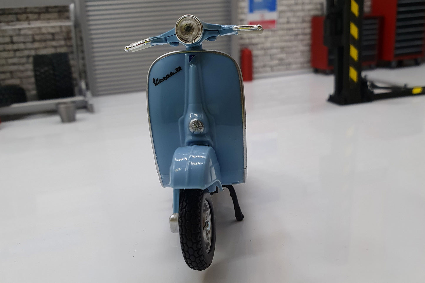 Vespa 90 SELLA LUNGA - 1963 1:18 Scale Scooter