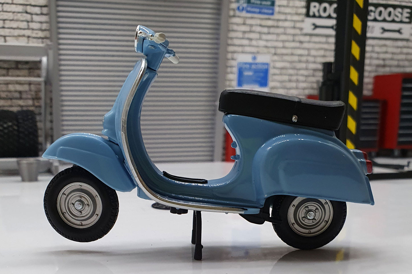 Vespa 90 SELLA LUNGA - 1963 1:18 Scale Scooter