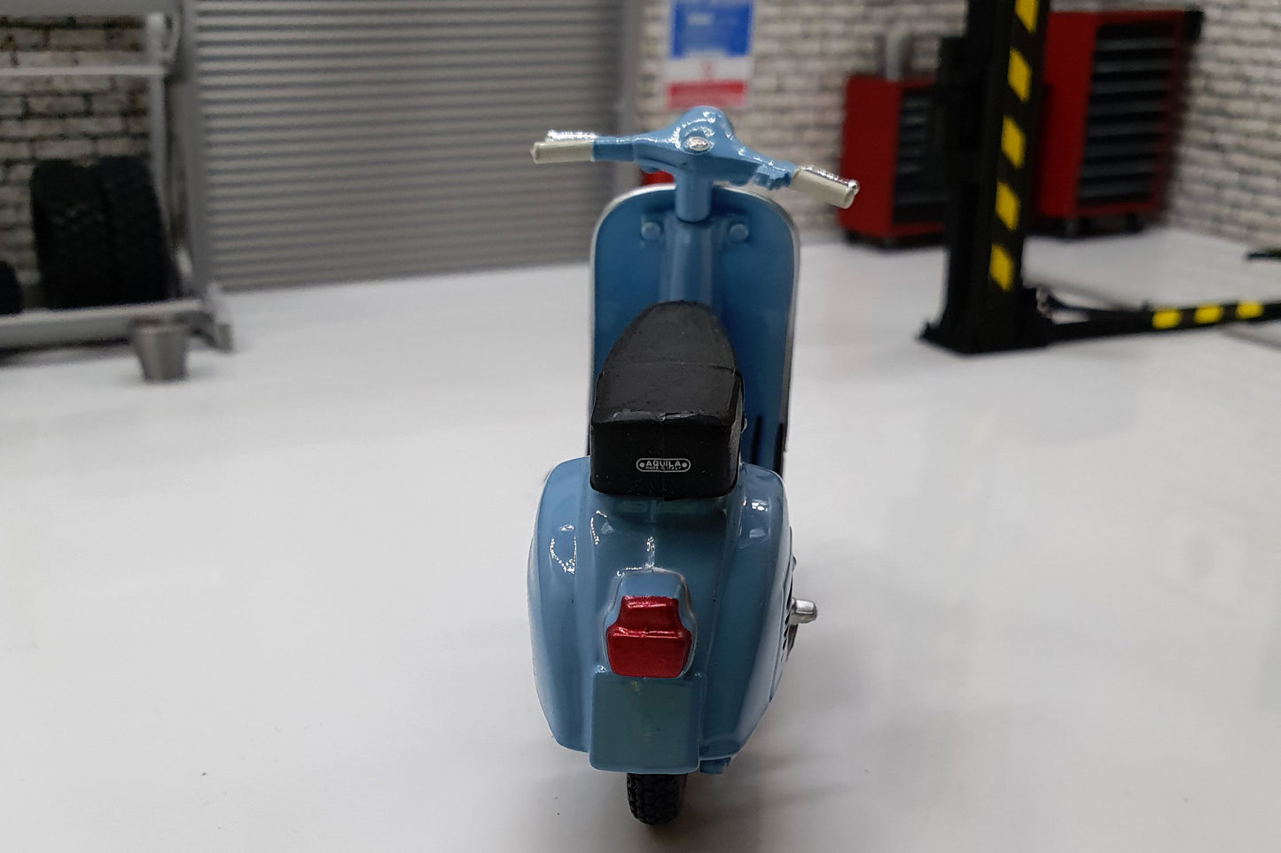 Vespa 90 SELLA LUNGA - 1963 1:18 Scale Scooter